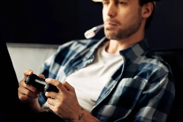 Foco seletivo de joystick em mãos de homem jogando videogame — Fotografia de Stock