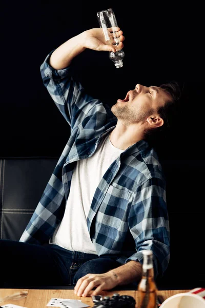 Чоловік, який страждає від похмілля, п'є воду вдома — стокове фото