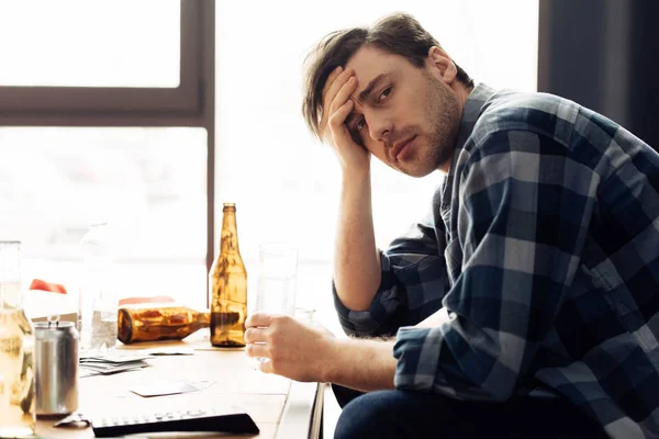 Stanco uomo che tiene la testa e soffre di postumi della sbornia a casa — Foto stock