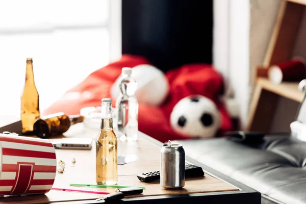 Foco seletivo de garrafas com cerveja na mesa de café — Fotografia de Stock