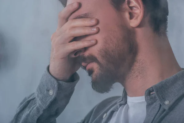 Uomo adulto che copre il viso con le mani e piange — Foto stock