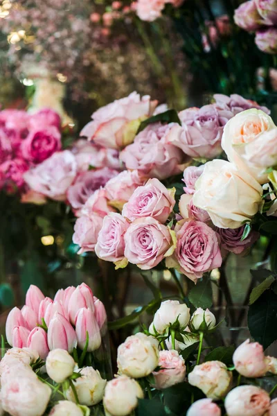 Enfoque selectivo de varias rosas de colores y tulipanes - foto de stock