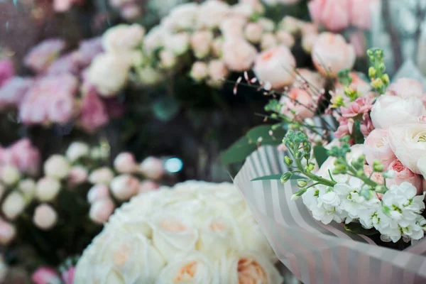 Messa a fuoco selettiva di mazzi di fiori freschi con spazio copia su sfondo — Foto stock