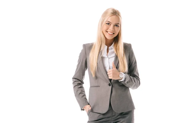 Hermosa mujer de negocios sonriente en traje mostrando el pulgar hacia arriba aislado en blanco - foto de stock