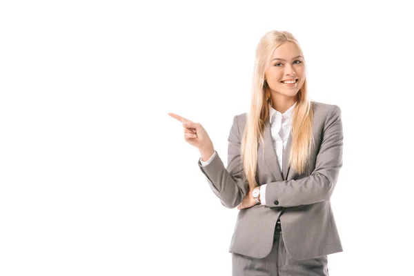 Mulher de negócios loira atraente sorrindo e mostrando algo isolado no branco — Fotografia de Stock