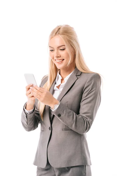 Messagerie femme d'affaires souriante sur smartphone isolé sur blanc — Photo de stock