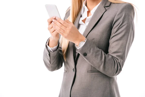 Abgeschnittene Ansicht von Geschäftsfrau mit Smartphone isoliert auf weiß — Stockfoto
