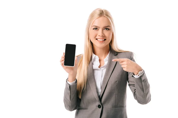 Mujer de negocios sonriente apuntando a la pantalla en blanco en el teléfono inteligente, aislado en blanco - foto de stock