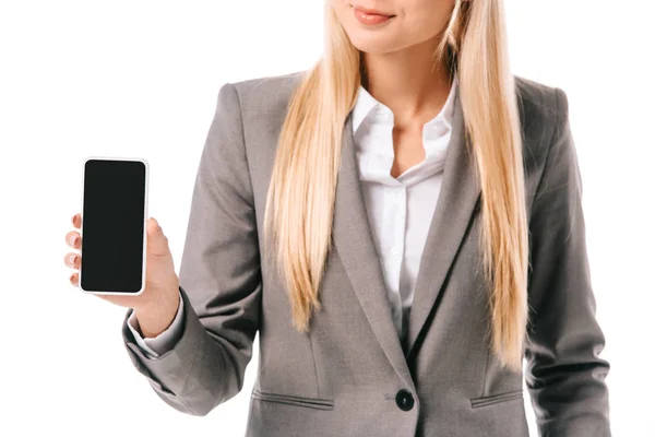 Abgeschnittene Ansicht einer Geschäftsfrau, die ein Smartphone mit leerem Bildschirm zeigt, isoliert auf weiß — Stockfoto