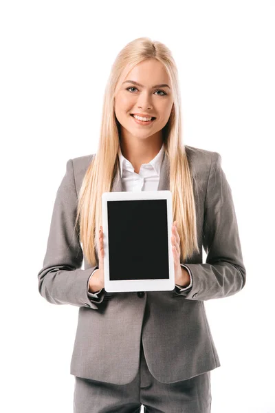 Mujer de negocios sonriente sosteniendo tableta digital con pantalla en blanco aislado en blanco - foto de stock