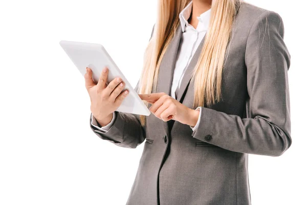 Обрізаний вид бізнес-леді з використанням цифрового планшета ізольовано на білому — стокове фото