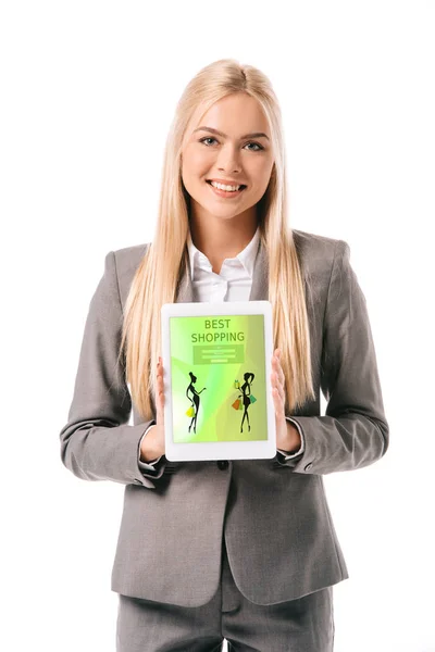 Mujer de negocios sonriente mostrando tableta digital con la mejor aplicación de compras, aislado en blanco - foto de stock