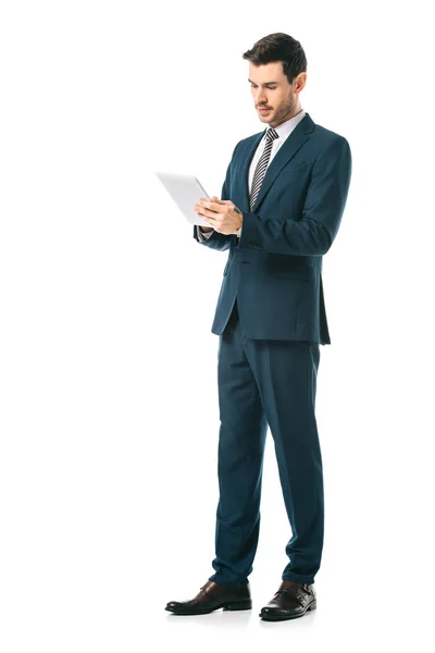 Серйозний бізнесмен у костюмі з використанням цифрового планшета ізольовано на білому — стокове фото