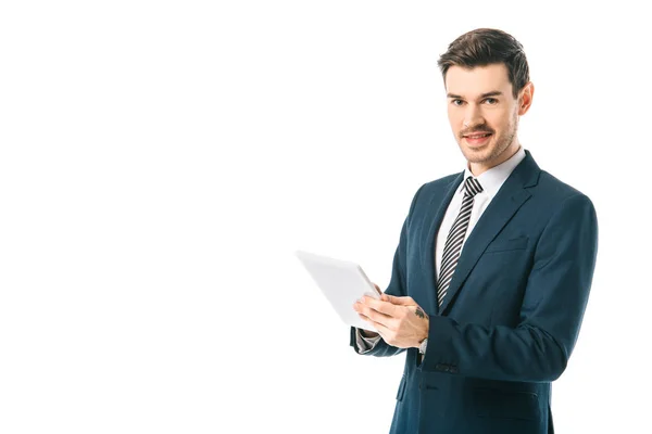 Усміхнений бізнесмен використовує цифровий планшет ізольовано на білому — стокове фото