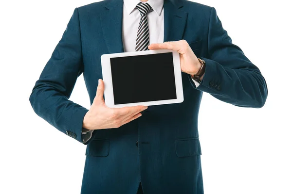 Vista recortada de hombre de negocios sosteniendo tableta digital con pantalla en blanco aislado en blanco - foto de stock