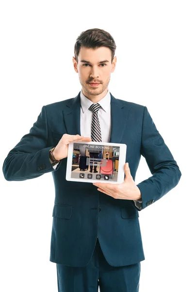 Empresario corporativo mostrando tableta digital con aplicación de reserva en línea, aislado en blanco - foto de stock