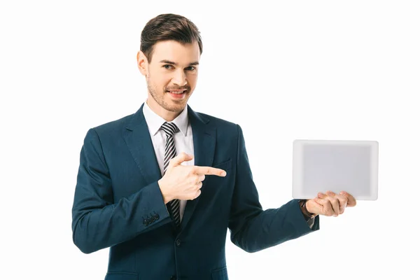 Hombre de negocios sonriente apuntando a la tableta digital con pantalla vacía aislada en blanco - foto de stock