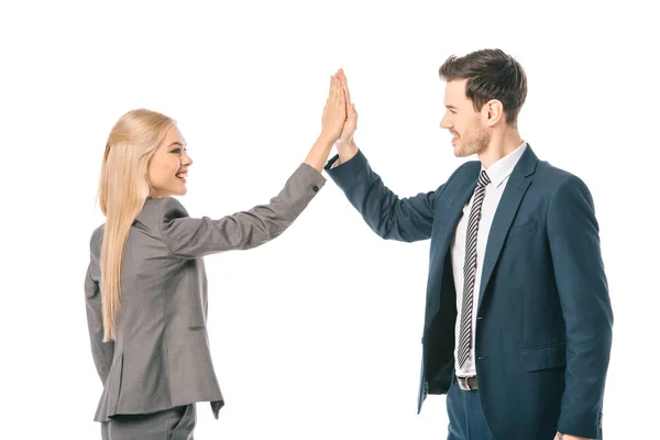 Feliz profesional empresarios dando highfive aislado en blanco - foto de stock