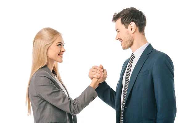 Sonriente mujer de negocios y hombre de negocios estrechando las manos aislado en blanco - foto de stock