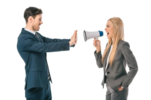 Geschäftsfrau brüllt in Megafon Geschäftsmann an, der Stopp-Geste auf weißem, untergeordnetem Konzept zeigt — Stockfoto