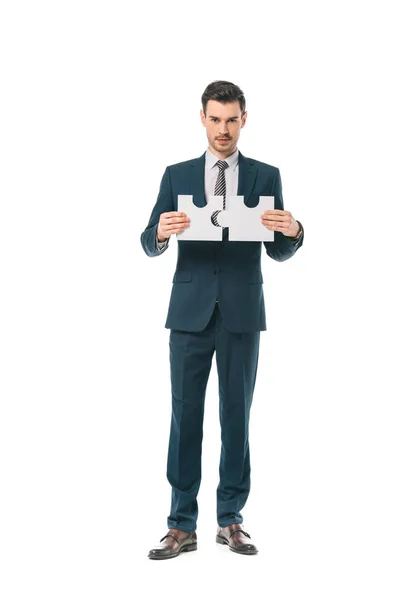 Hombre de negocios sosteniendo piezas de rompecabezas aislados en blanco, concepto de estrategia de negocio - foto de stock