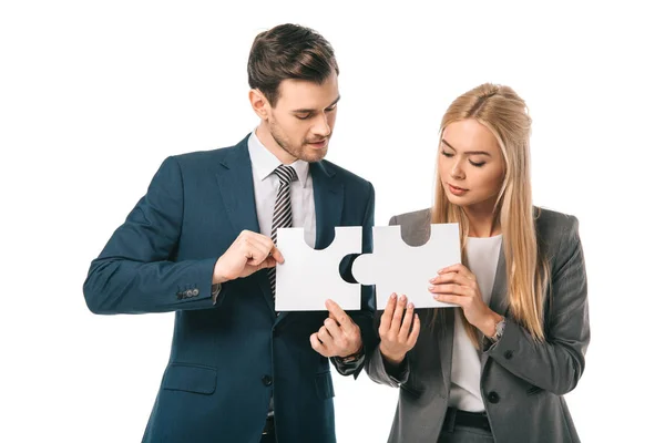 Equipo ejecutivo de negocios que sostiene piezas de rompecabezas aisladas en blanco, concepto de estrategia de negocio - foto de stock