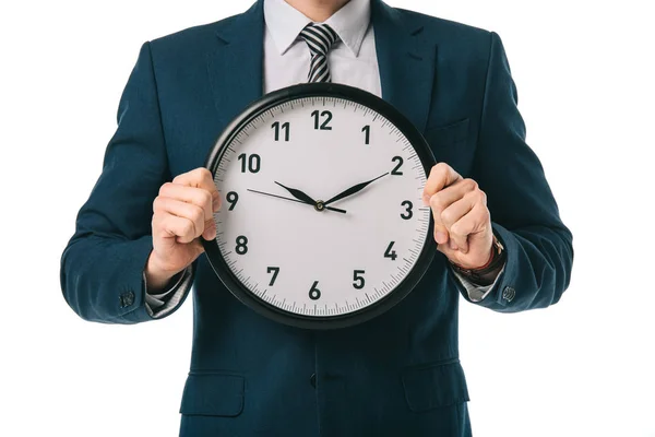 Обрізаний вид бізнесмена тримає годинник ізольовано на білому — стокове фото