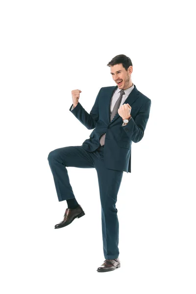 Exitoso hombre de negocios en traje celebrando triunfo aislado en blanco - foto de stock