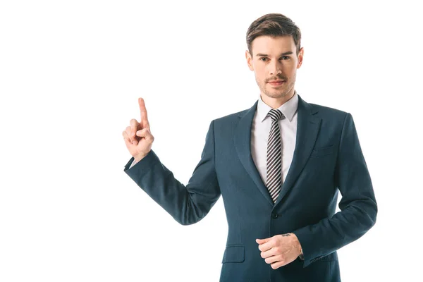 Apuesto hombre de negocios en traje apuntando hacia arriba aislado en blanco - foto de stock