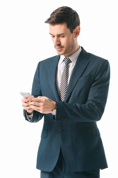 Bonito homem de negócios mensagens no smartphone isolado no branco — Fotografia de Stock