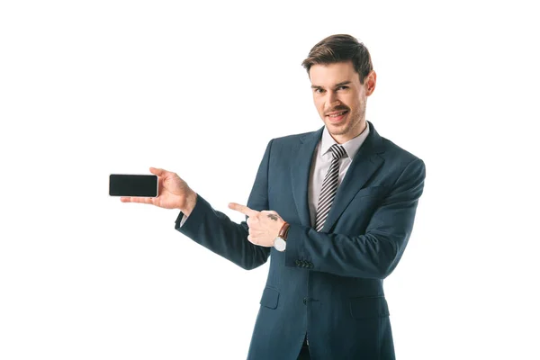 Hombre de negocios sonriente apuntando a la pantalla en blanco en el teléfono inteligente, aislado en blanco - foto de stock