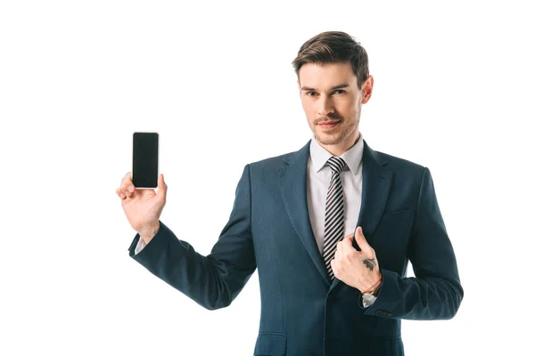 Впевнений бізнесмен тримає смартфон з порожнім екраном, ізольований на білому — стокове фото