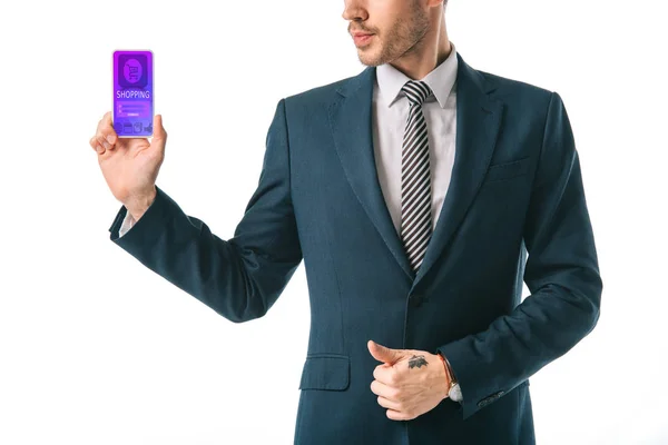 Vista recortada del hombre de negocios que muestra el teléfono inteligente con la aplicación de compras, aislado en blanco - foto de stock