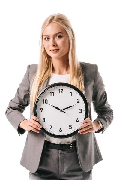 Bella donna d'affari bionda in possesso di orologio isolato su bianco — Foto stock