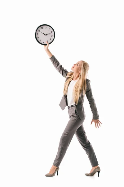 Executivo empresária andando e segurando relógio, isolado em branco — Fotografia de Stock