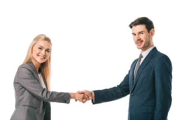 Sonrientes empresarios exitosos estrechando las manos aislados en blanco - foto de stock