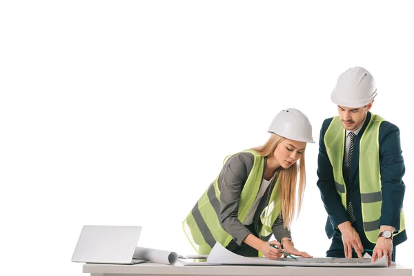Ingenieure in Warnwesten und Helmen arbeiten mit Blaupausen zusammen, isoliert auf weiß — Stockfoto