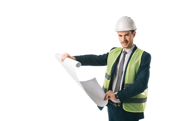 Ingeniero masculino en casco y chaleco de seguridad que sostiene el plano, aislado en blanco - foto de stock