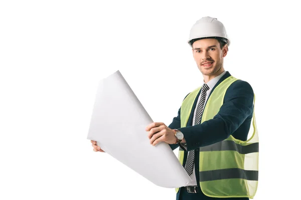 Architecte masculin souriant en casque et gilet de sécurité tenant le plan, isolé sur blanc — Photo de stock