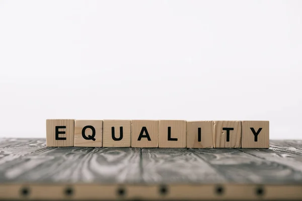Parola di uguaglianza fatta da blocchi di alfabeto su tavolo di legno su bianco — Foto stock