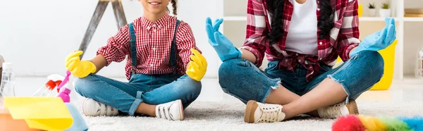 Visão parcial da mãe e do filho afro-americanos sentados em pose de lótus — Fotografia de Stock