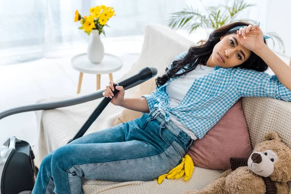 Esausta donna afro-americana appoggiata sul divano — Foto stock