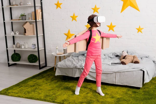 Volle Länge Ansicht des Kindes in vr Headset Spaß im Schlafzimmer — Stockfoto