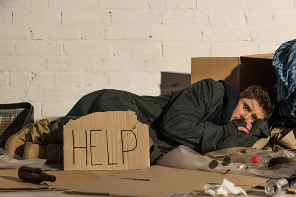 Uomo miseria senzatetto con carta di iscrizione 