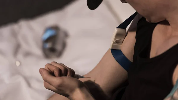 Selective focus of addict man making injection of heroin — Stock Photo