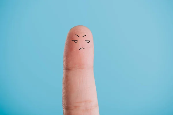 Abgeschnittene Ansicht eines Fingers mit schlechter Laune isoliert auf blauem Grund — Stockfoto