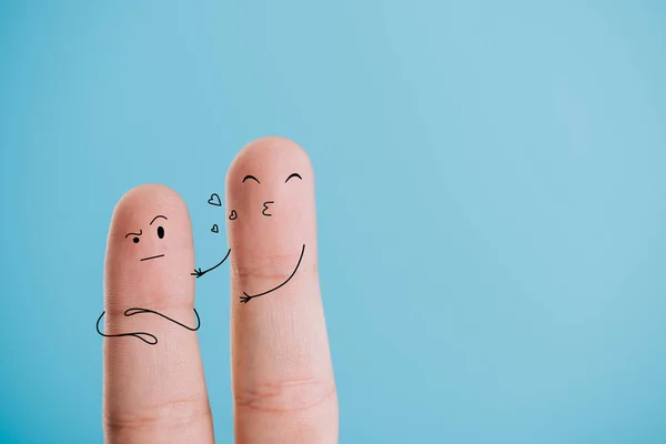 Abgeschnittene Ansicht der Finger als Freund küsst verwirrte Freundin isoliert auf blau — Stockfoto