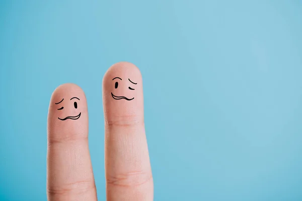 Abgeschnittene Ansicht verwirrter menschlicher Finger auf blauem Grund — Stockfoto