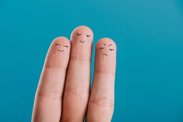 Teilansicht von Fingern mit unterschiedlichen Emotionen isoliert auf blau — Stockfoto