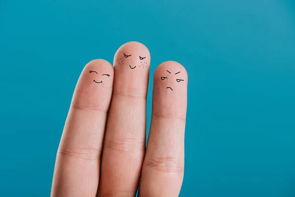 Visão parcial dos dedos com diferentes emoções isoladas no azul — Fotografia de Stock